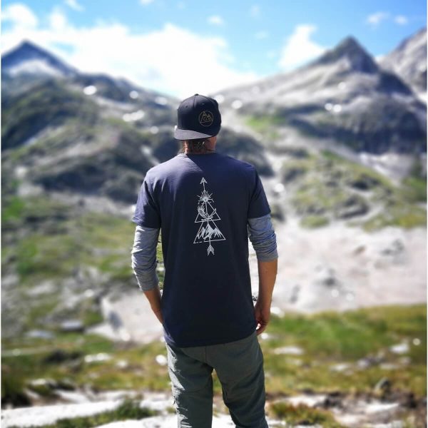 Model in den Bergen mit Gipfelband Adler T-Shirt