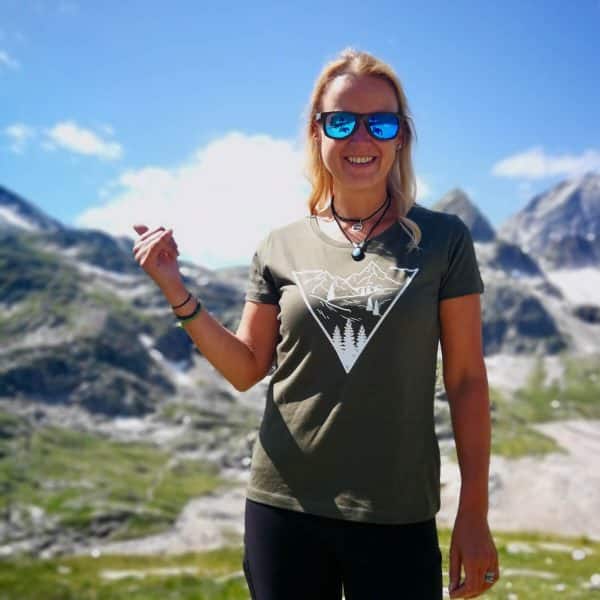 Model mit Gipfelband T-Shirt in den Bergen